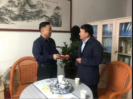 敦煌種業(yè)領(lǐng)導(dǎo)看望慰問公司老干部、老黨員及困難黨員職工