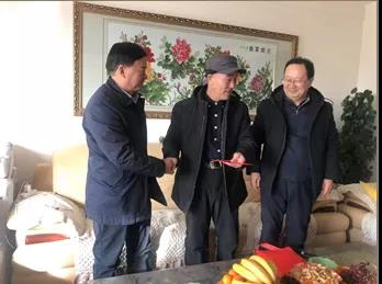 敦煌種業(yè)領(lǐng)導(dǎo)看望慰問公司老干部、老黨員及困難黨員職工