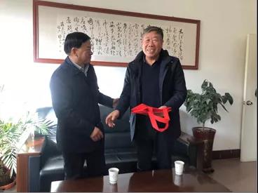 敦煌種業(yè)領(lǐng)導(dǎo)看望慰問公司老干部、老黨員及困難黨員職工