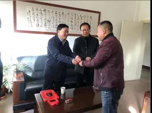 敦煌種業(yè)領(lǐng)導(dǎo)看望慰問公司老干部、老黨員及困難黨員職工